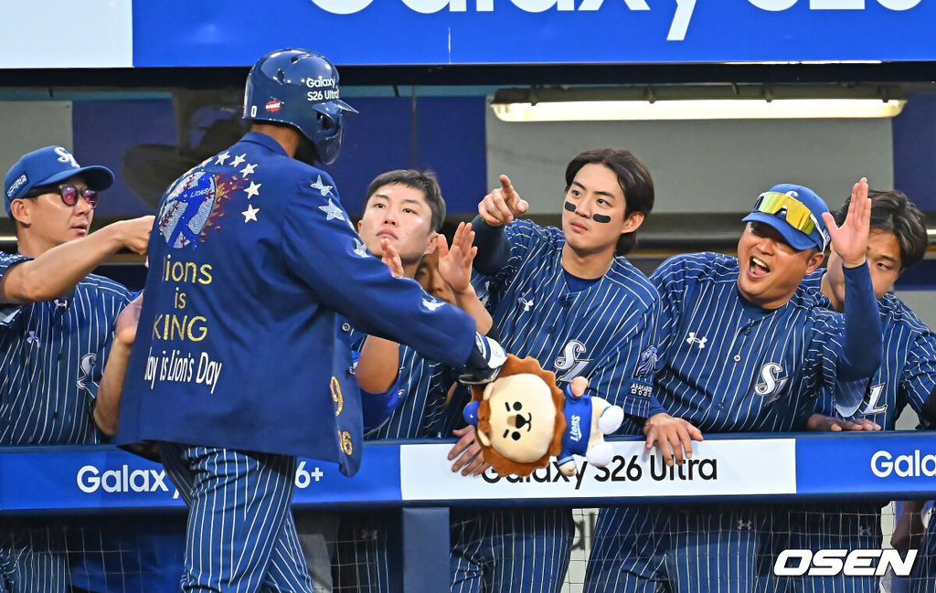 14일 대구삼성라이온즈파크에서 2026 신한 SOL KBO 리그 삼성 라이온즈와 SSG 랜더스의 경기가 열렸다. 홈팀 삼성은 양창섭이, 방문팀 SSG는 해치가 선발 출전했다. 삼성 라이온즈 디아즈가 6회말 1사 만루 우월 만루 홈런을 치고 하이파이브를 하고 있다. 2026.06.14 / foto0307@osen.co.kr