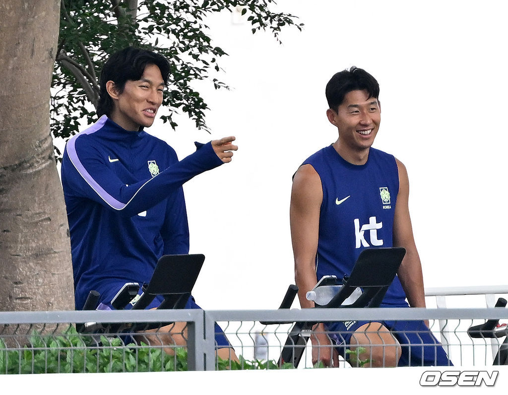 홍명보 감독이 이끄는 대한민국 축구국가대표팀이 13일(한국시각) 멕시코 과달라하라 인근 사포판의 치바스 베르데 바예에서 회복 훈련을 진행했다.대표팀은 전날 A조 1차전에서 체코를 상대로 2-1 역전승을 거뒀다. 남아프리카공화국을 2-0으로 제압한 개최국 멕시코에 이은 조 2위다.김승규, 손흥민이 사이클 훈련을 하며 이야기를 나누고 있다. 2026.06.13 /sunday@osen.co.kr