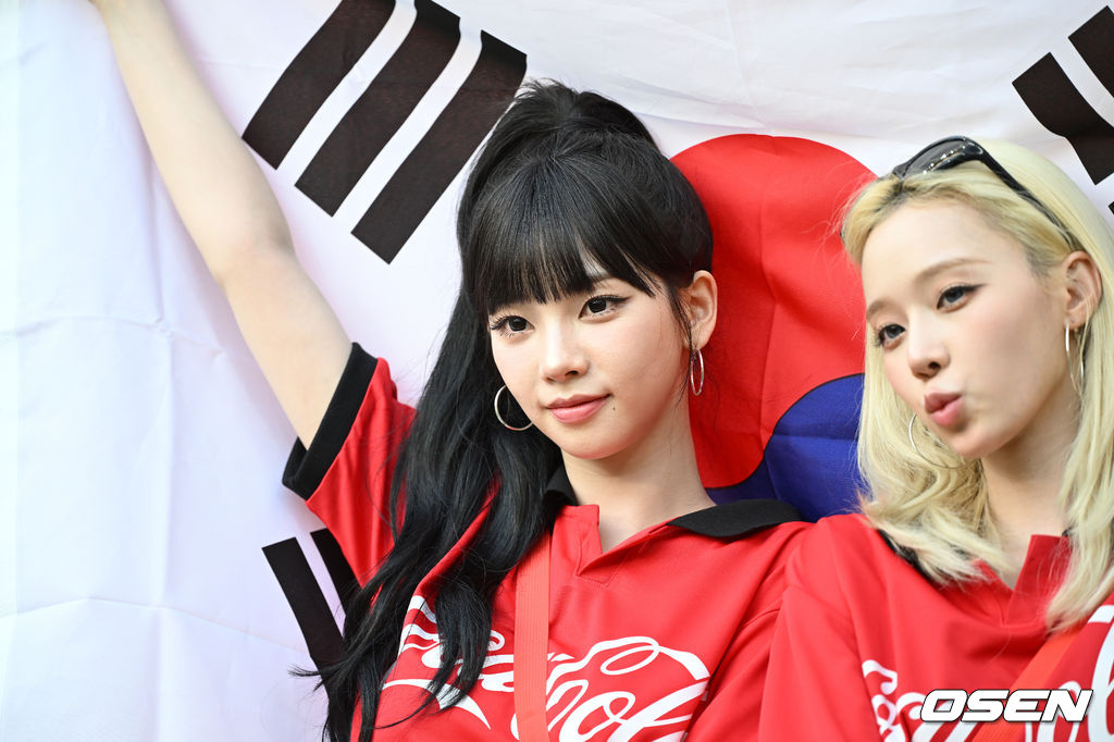 12일(한국시각) 멕시코 과달라하라의 에스타디오 스타디움에서 2026 북중미 월드컵 A조 대한민국과 체코의 1차전 경기가 열렸다.월드컵 여신 에스파의 카리나와 윈터가 응원을 하고 있다. 2026.06.12 /sunday@osen.co.kr