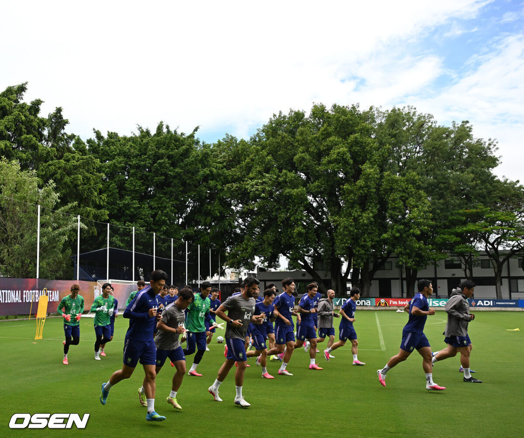 홍명보 감독이 이끄는 대한민국 축구국가대표팀이 15일(한국시각) 멕시코 과달라하라 인근 사포판의 치바스 베르데 바예에서 훈련을 진행했다.대표팀은 전날 A조 1차전에서 체코를 상대로 2-1 역전승을 거뒀다. 남아프리카공화국을 2-0으로 제압한 개최국 멕시코에 이은 조 2위다.대한민국 선수들이 러닝 훈련을 하고 있다. 2026.06.15 /sunday@osen.co.kr