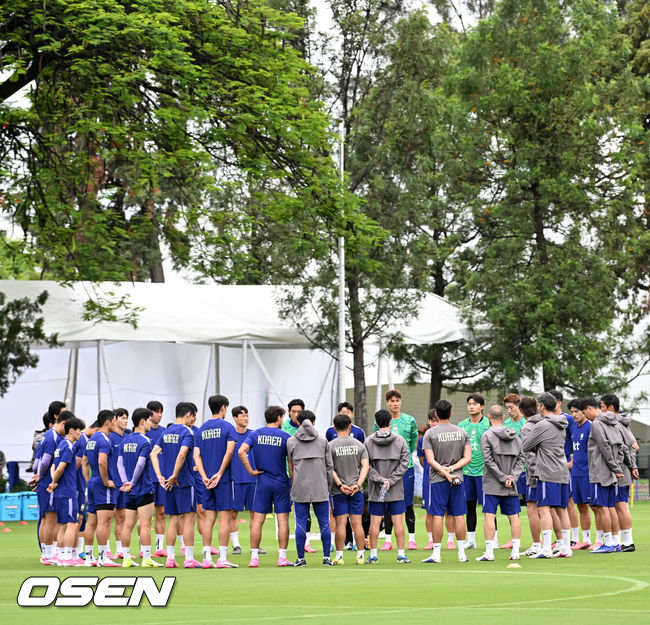 [OSEN=사포판(멕시코), 이대선 기자] 홍명보 감독이 이끄는 대한민국 축구국가대표팀이 15일(한국시각) 멕시코 과달라하라 인근 사포판의 치바스 베르데 바예에서 훈련을 진행했다.대표팀은 전날 A조 1차전에서 체코를 상대로 2-1 역전승을 거뒀다. 남아프리카공화국을 2-0으로 제압한 개최국 멕시코에 이은 조&nbsp;2위다.대한민국 선수들이 경기전 미팅을 가지고 있다. 2026.06.15 /sunday@osen.co.kr