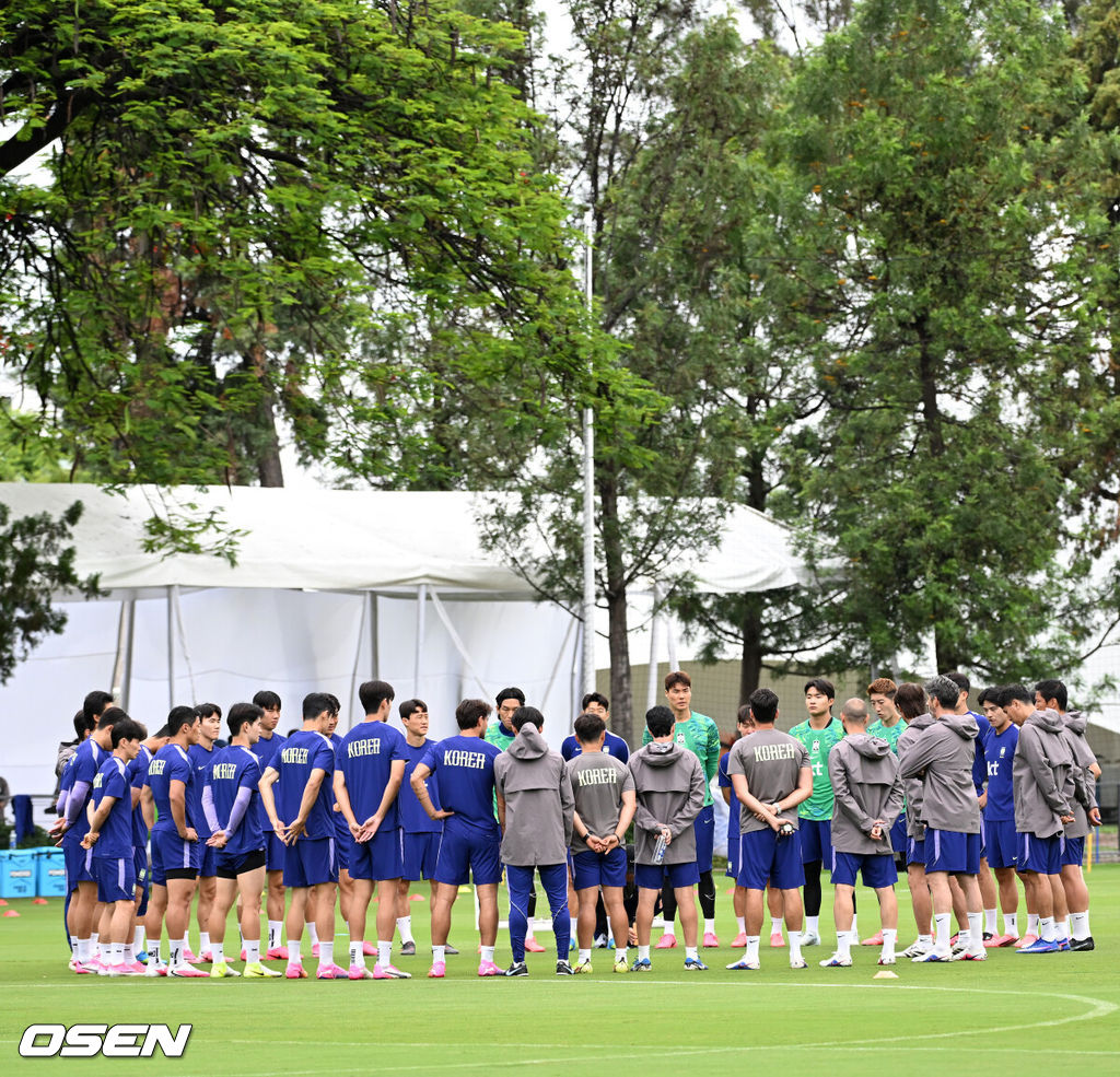 홍명보 감독이 이끄는 대한민국 축구국가대표팀이 15일(한국시각) 멕시코 과달라하라 인근 사포판의 치바스 베르데 바예에서 훈련을 진행했다.대표팀은 전날 A조 1차전에서 체코를 상대로 2-1 역전승을 거뒀다. 남아프리카공화국을 2-0으로 제압한 개최국 멕시코에 이은 조 2위다.대한민국 선수들이 경기전 미팅을 가지고 있다. 2026.06.15 /sunday@osen.co.kr