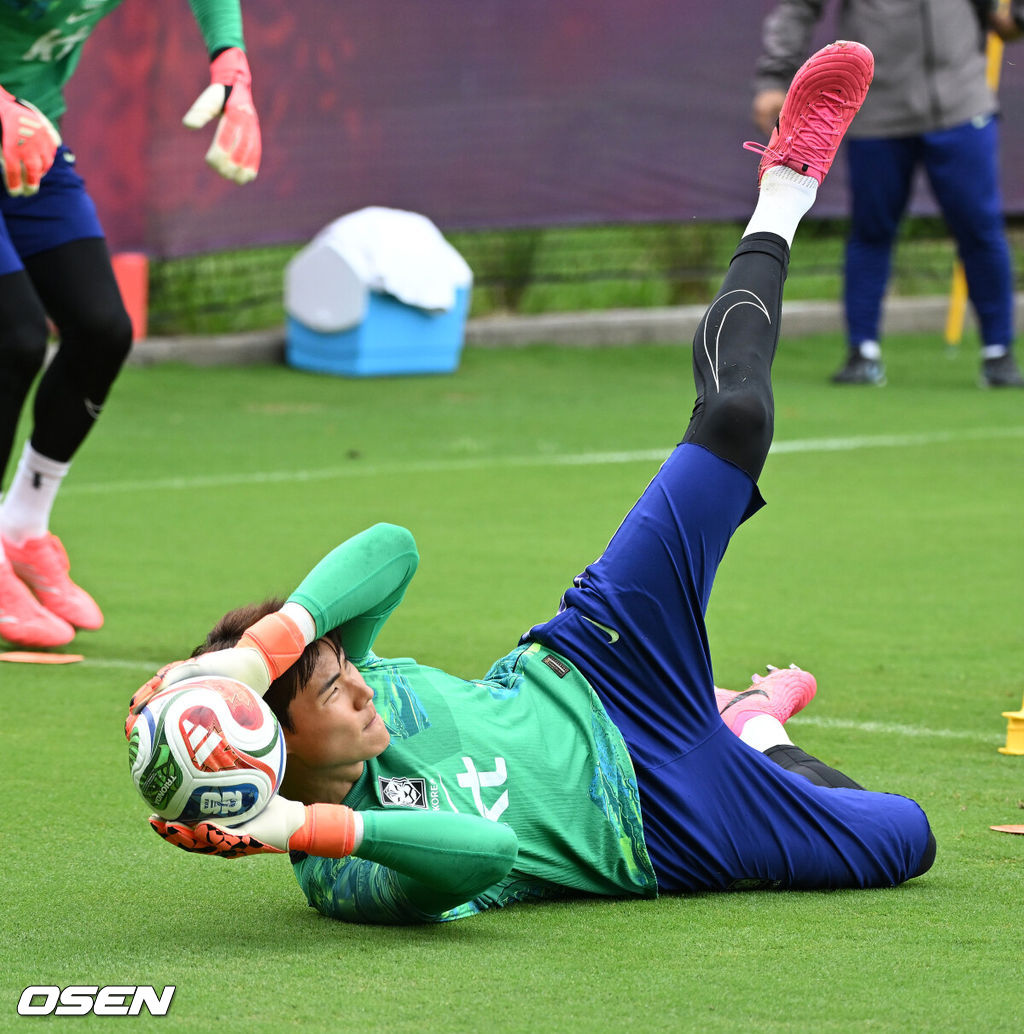홍명보 감독이 이끄는 대한민국 축구국가대표팀이 15일(한국시각) 멕시코 과달라하라 인근 사포판의 치바스 베르데 바예에서 훈련을 진행했다.대표팀은 전날 A조 1차전에서 체코를 상대로 2-1 역전승을 거뒀다. 남아프리카공화국을 2-0으로 제압한 개최국 멕시코에 이은 조 2위다.대한민국 송범근이 훈련을 하고 있다. 2026.06.15 /sunday@osen.co.kr