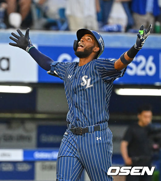 [OSEN=대구, 이석우 기자] 14일 대구삼성라이온즈파크에서 2026 신한 SOL KBO 리그 삼성 라이온즈와 SSG 랜더스의 경기가 열렸다. 홈팀 삼성은 양창섭이, 방문팀 SSG는 해치가 선발 출전했다. 삼성 라이온즈 디아즈가 6회말 1사 만루 우월 만루 홈런을 치고 세리머니를 하고 있다. 2026.06.14 / foto0307@osen.co.kr