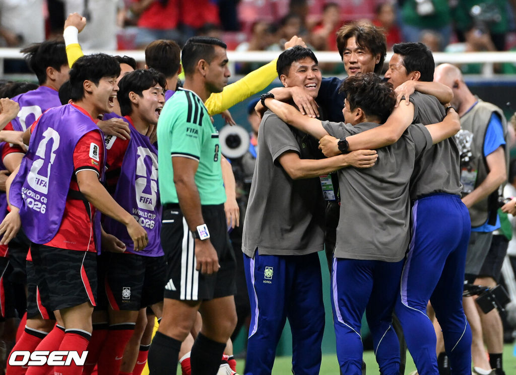 교체 카드가 그대로 적중했다. '슈퍼 조커'로 나선 오현규(25, 베식타스)가 짜릿한 역전골을 터트리며 포효했다.홍명보 감독이 이끄는 대한민국 축구대표팀은 12일(한국시간) 멕시코 과달라하라의 에스타디오 과달라하라에서 열린 2026 국제축구연맹(FIFA) 북중미 월드컵 A조 1차전에서 체코를 상대로 2-1 역전승을 거뒀다. 남아프리카공화국을 2-0으로 제압한 개최국 멕시코에 이은 조 2위다.경기 종료 후 대한민국 홍명보 감독이 코치진과 환호하고 있다. 2026.06.12 /sunday@osen.co.kr