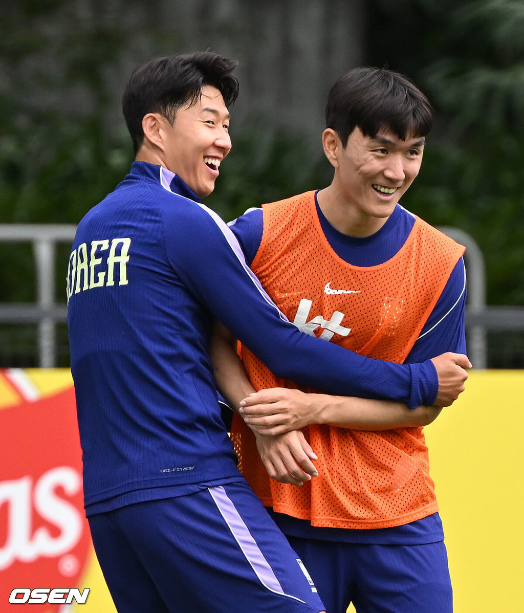 홍명보 감독이 이끄는 대한민국 축구국가대표팀이 15일(한국시각) 멕시코 과달라하라 인근 사포판의 치바스 베르데 바예에서 훈련을 진행했다.대표팀은 전날 A조 1차전에서 체코를 상대로 2-1 역전승을 거뒀다. 남아프리카공화국을 2-0으로 제압한 개최국 멕시코에 이은 조 2위다.대한민국 손흥민이 황인범과 훈련 중 장난을 치고 있다. 2026.06.15 /sunday@osen.co.kr