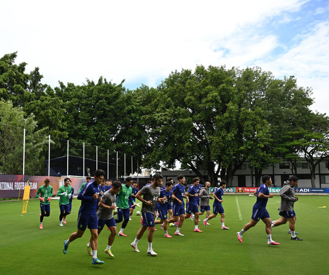 홍명보 감독이 이끄는 대한민국 축구국가대표팀이 15일(한국시각) 멕시코 과달라하라 인근 사포판의 치바스 베르데 바예에서 훈련을 진행했다.대표팀은 전날 A조 1차전에서 체코를 상대로 2-1 역전승을 거뒀다. 남아프리카공화국을 2-0으로 제압한 개최국 멕시코에 이은 조 2위다.대한민국 선수들이 러닝 훈련을 하고 있다. 2026.06.15 /sunday@osen.co.kr