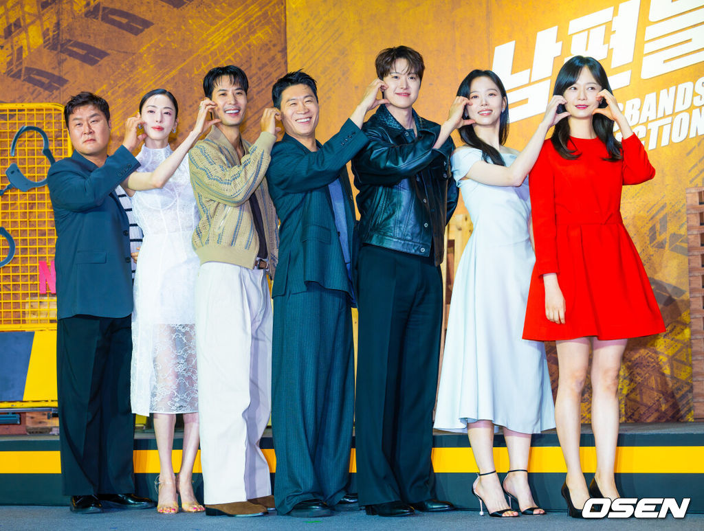 넷플릭스 영화 '남편들'(박규태 감독) 제작발표회가 15일 서울 중구 앰배서더 서울 풀만 호텔에서 열렸다.오는 19일 ‘넷플릭스’에서 개봉되는 ‘남편들’은 범죄 조직에게 납치된 아내를 구하기 위해 성격과 직업이 전혀 다른 전남편과 현남편이 어쩌다 의기투합하여 펼치는 예측 불허 구출 대작전을 그린 코미디 액션 영화다. 배우 진선규, 공명, 김지석, 윤경호, 강한나, 이다희, 전소민이 출연해 공개 전부터 기대를 모으고 있다. 배우 윤경호, 이다희, 김지석, 진선규, 공명, 강한나, 전소민이 포즈를 취하고 있다. 2026.06.15 /rumi@osen.co.kr