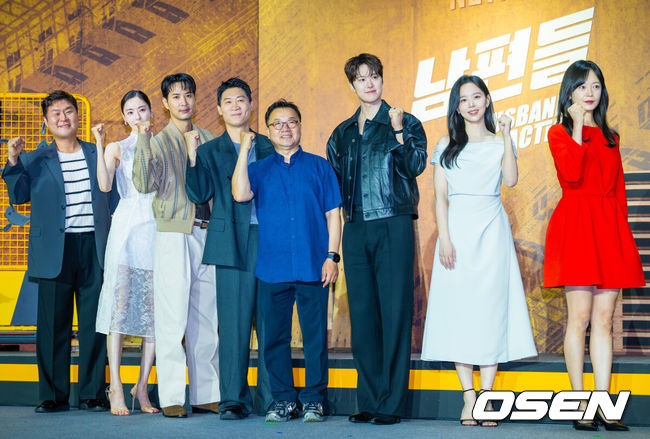[OSEN=민경훈 기자] 넷플릭스 영화 '남편들'(박규태 감독) 제작발표회가 15일 서울 중구 앰배서더 서울 풀만 호텔에서 열렸다.오는 19일 ‘넷플릭스’에서 개봉되는 ‘남편들’은 범죄 조직에게 납치된 아내를 구하기 위해 성격과 직업이 전혀 다른 전남편과 현남편이 어쩌다 의기투합하여 펼치는 예측 불허 구출 대작전을 그린 코미디 액션 영화다. 배우 진선규, 공명, 김지석, 윤경호, 강한나, 이다희, 전소민이 출연해 공개 전부터 기대를 모으고 있다. 배우 윤경호, 이다희, 김지석, 진선규, 공명, 강한나, 전소민이 박규태 감독과 함께 포즈를 취하고 있다. 2026.06.15 /rumi@osen.co.kr