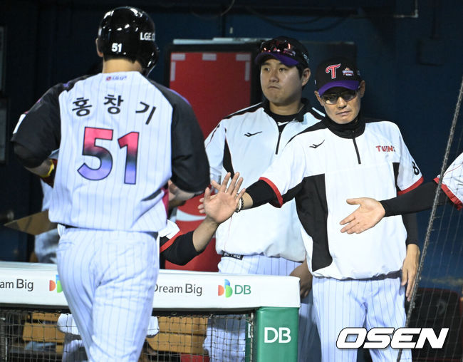 [OSEN=잠실, 조은정 기자]12일 서울 잠실야구장에서 2026 신한 SOL KBO리그 LG 트윈스와 SSG 랜더스의 경기가 열렸다.4연승을 노리는 LG는 톨허스트, 꼴찌 추락 위기에 놓인 롯데는 로드리게스를 선발로 내세웠다.6회말 1사 만루에서 LG 오지환 땅볼 때 홍창기가 득점을 올리고 있다. 2026.06.12 /cej@osen.co.kr