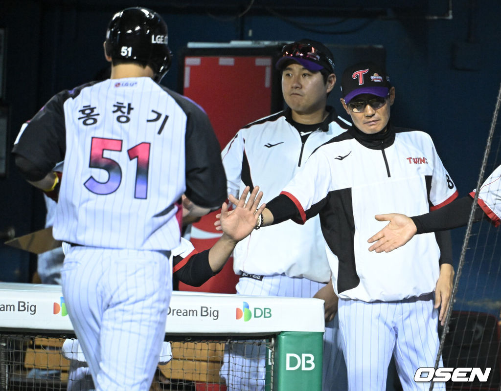 12일 서울 잠실야구장에서 2026 신한 SOL KBO리그 LG 트윈스와 SSG 랜더스의 경기가 열렸다.4연승을 노리는 LG는 톨허스트, 꼴찌 추락 위기에 놓인 롯데는 로드리게스를 선발로 내세웠다.6회말 1사 만루에서 LG 오지환 땅볼 때 홍창기가 득점을 올리고 있다. 2026.06.12 /cej@osen.co.kr