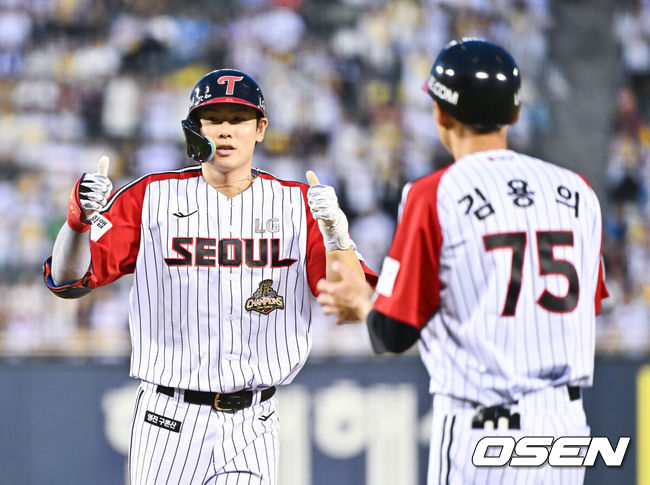 [OSEN=잠실, 박준형 기자] 14일 서울 잠실야구장에서 2026 신한 SOL KBO리그 LG 트윈스와 롯데 자이언츠의 경기가 열렸다.이날 LG는 임찬규를, 롯데는 비슬리를 선발투수로 내세웠다.8회말 1사 1,3루 LG 홍창기가 1타점 적시타를 날린뒤 세리머니를 하고 있다      2026.06.14 / soul1014@osen.co.kr