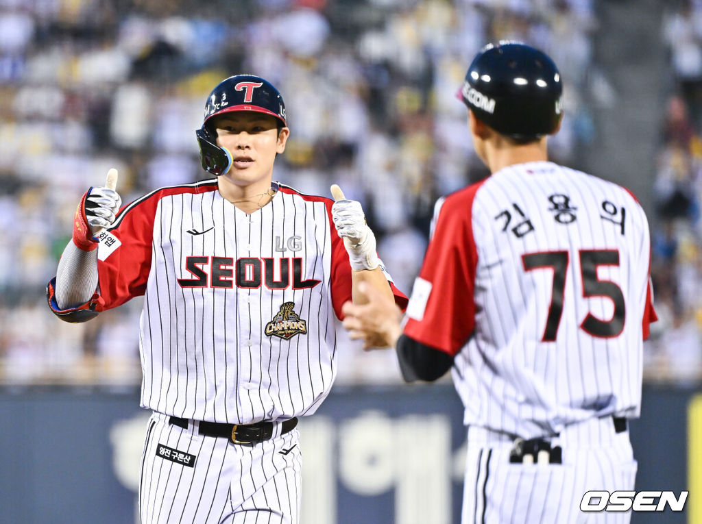 14일 서울 잠실야구장에서 2026 신한 SOL KBO리그 LG 트윈스와 롯데 자이언츠의 경기가 열렸다.이날 LG는 임찬규를, 롯데는 비슬리를 선발투수로 내세웠다.8회말 1사 1,3루 LG 홍창기가 1타점 적시타를 날린뒤 세리머니를 하고 있다      2026.06.14 / soul1014@osen.co.kr