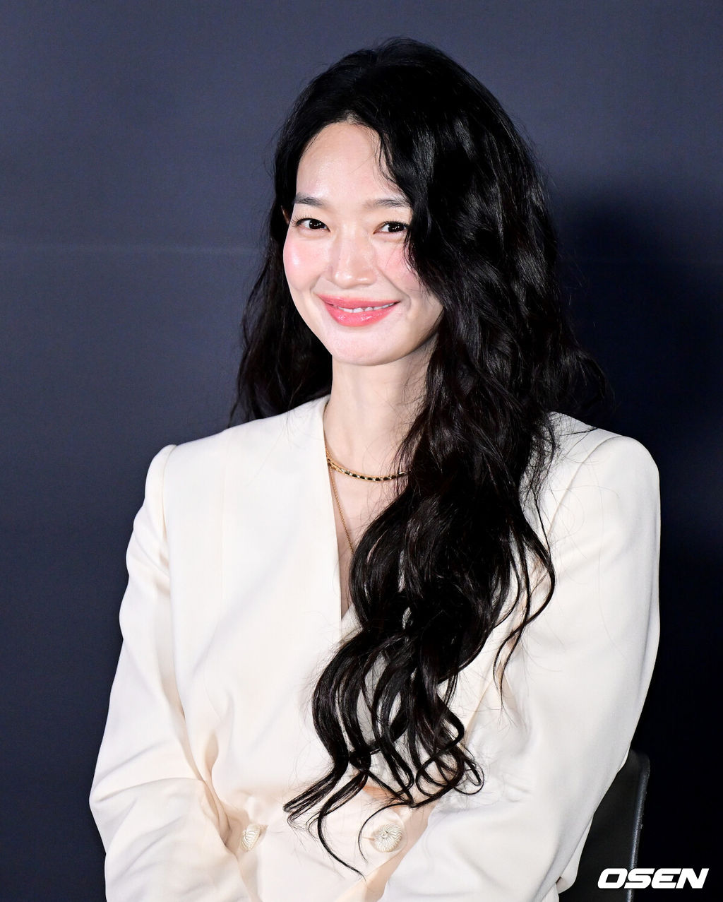 15일 오후 서울 용산 CGV에서 영화 ‘눈동자’(감독 염지호) 언론시사회 및 간담회가 열렸다.영화 '눈동자'는 유전병으로 시력을 점점 잃어가고 있는 서진이 쌍둥이 동생의 죽음을 둘러싼 의혹을 파헤치다 그 실체와 마주하게 되는 서스펜스 스릴러다.배우 신민아가 인사말을 준비하며 미소짓고 있다. 2026.06.15 / dreamer@osen.co.kr