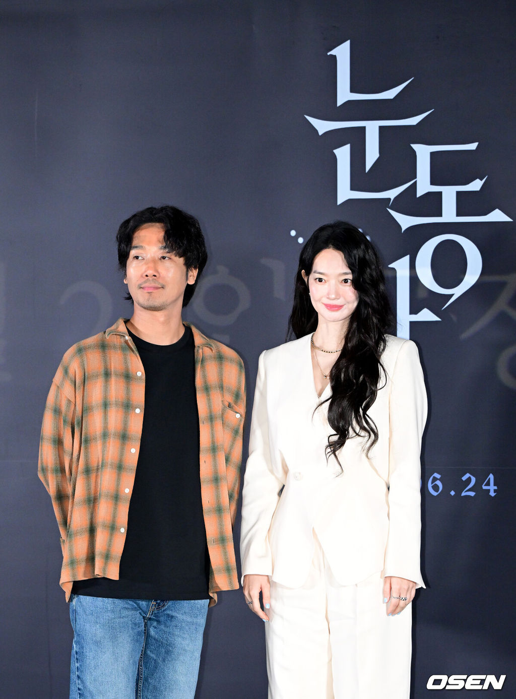15일 오후 서울 용산 CGV에서 영화 ‘눈동자’(감독 염지호) 언론시사회 및 간담회가 열렸다.영화 '눈동자'는 유전병으로 시력을 점점 잃어가고 있는 서진이 쌍둥이 동생의 죽음을 둘러싼 의혹을 파헤치다 그 실체와 마주하게 되는 서스펜스 스릴러다.배우 김남희와 신민아가 포토타임을 하고 있다. 2026.06.15 / dreamer@osen.co.kr