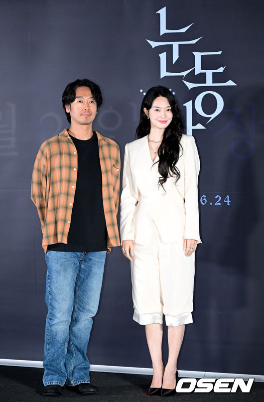 [OSEN=최규한 기자] 15일 오후 서울 용산 CGV에서 영화 ‘눈동자’(감독 염지호) 언론시사회 및 간담회가 열렸다.영화 '눈동자'는 유전병으로 시력을 점점 잃어가고 있는 서진이 쌍둥이 동생의 죽음을 둘러싼 의혹을 파헤치다 그 실체와 마주하게 되는 서스펜스 스릴러다.배우 김남희와 신민아가 포토타임을 하고 있다. 2026.06.15 / dreamer@osen.co.kr