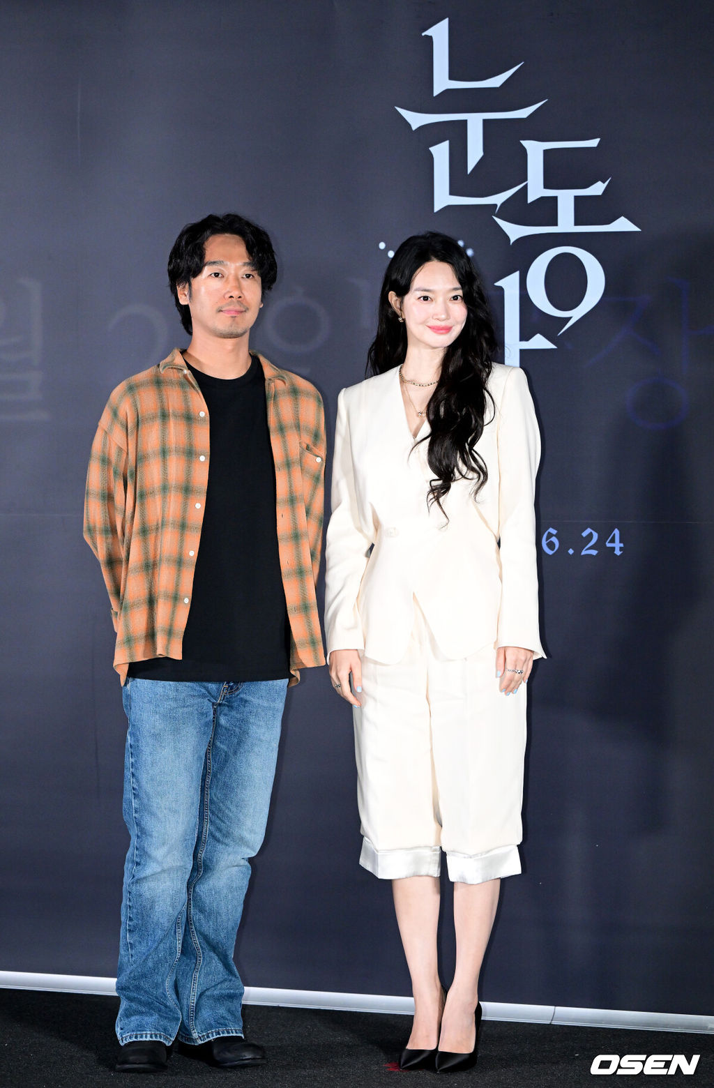 15일 오후 서울 용산 CGV에서 영화 ‘눈동자’(감독 염지호) 언론시사회 및 간담회가 열렸다.영화 '눈동자'는 유전병으로 시력을 점점 잃어가고 있는 서진이 쌍둥이 동생의 죽음을 둘러싼 의혹을 파헤치다 그 실체와 마주하게 되는 서스펜스 스릴러다.배우 김남희와 신민아가 포토타임을 하고 있다. 2026.06.15 / dreamer@osen.co.kr