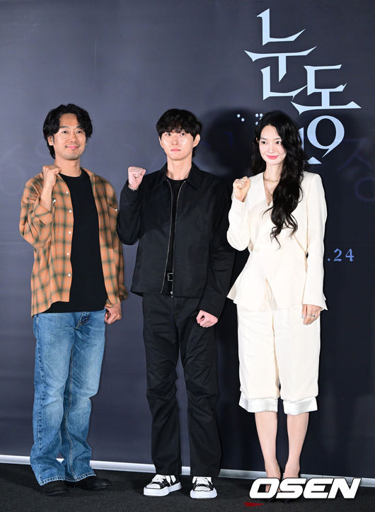 [OSEN=최규한 기자] 15일 오후 서울 용산 CGV에서 영화 ‘눈동자’(감독 염지호) 언론시사회 및 간담회가 열렸다.영화 '눈동자'는 유전병으로 시력을 점점 잃어가고 있는 서진이 쌍둥이 동생의 죽음을 둘러싼 의혹을 파헤치다 그 실체와 마주하게 되는 서스펜스 스릴러다.배우 김남희, 염지호 감독, 신민아(왼쪽부터)가 포토타임을 하고 있다. 2026.06.15 / dreamer@osen.co.kr