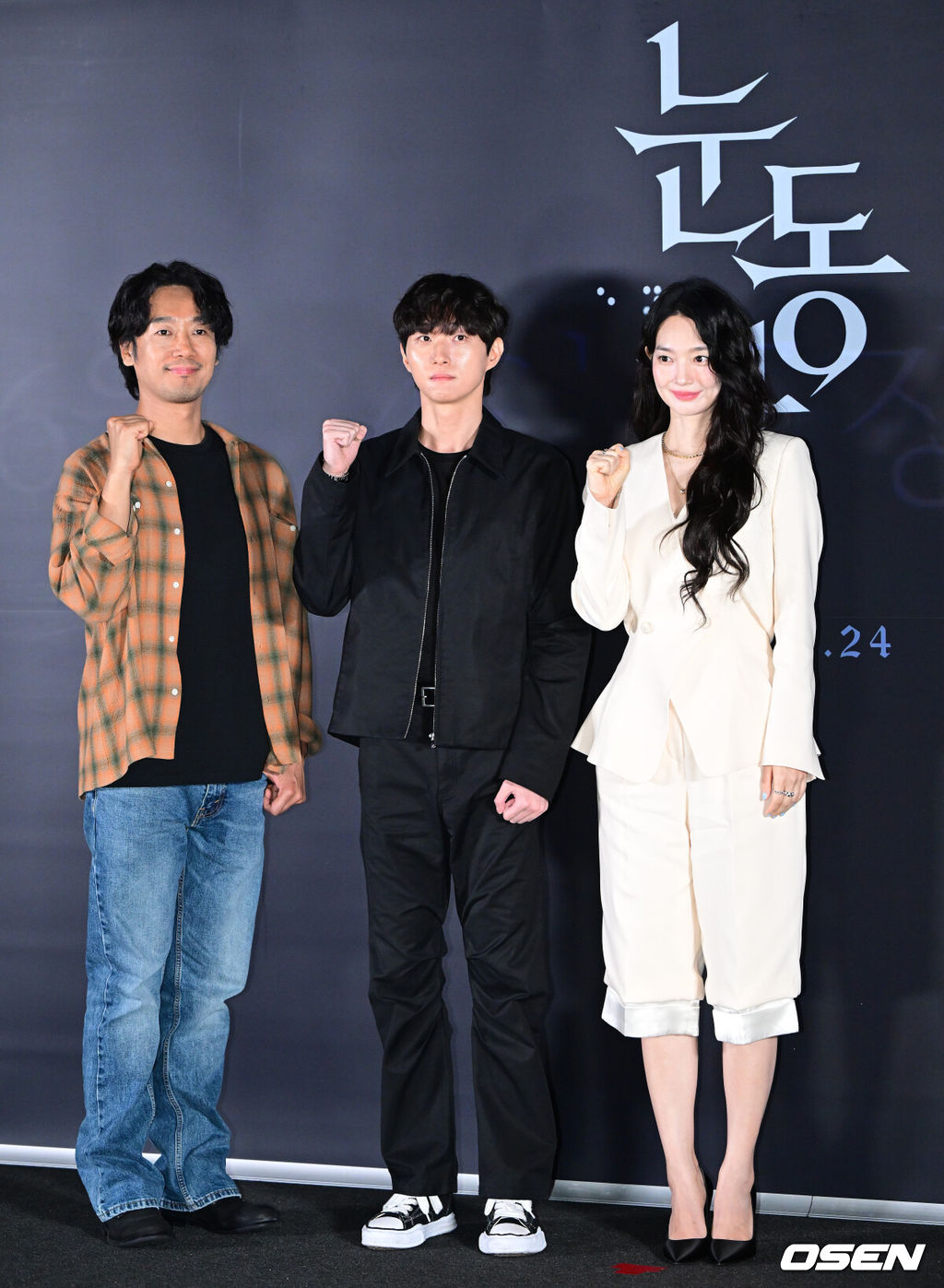 15일 오후 서울 용산 CGV에서 영화 ‘눈동자’(감독 염지호) 언론시사회 및 간담회가 열렸다.영화 '눈동자'는 유전병으로 시력을 점점 잃어가고 있는 서진이 쌍둥이 동생의 죽음을 둘러싼 의혹을 파헤치다 그 실체와 마주하게 되는 서스펜스 스릴러다.배우 김남희, 염지호 감독, 신민아(왼쪽부터)가 포토타임을 하고 있다. 2026.06.15 / dreamer@osen.co.kr