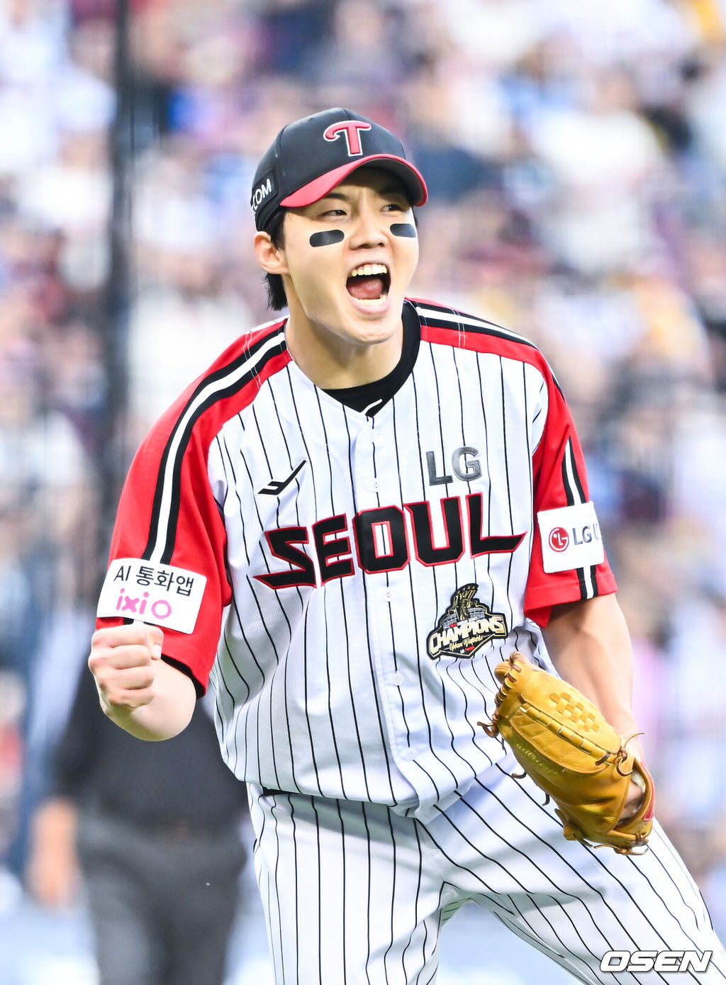14일 서울 잠실야구장에서 2026 신한 SOL KBO리그 LG 트윈스와 롯데 자이언츠의 경기가 열렸다.이날 LG는 임찬규를, 롯데는 비슬리를 선발투수로 내세웠다.7회초 실점 위기 막아낸 LG 임찬규 선발투수가 환호하고 있다.      2026.06.14 / soul1014@osen.co.kr