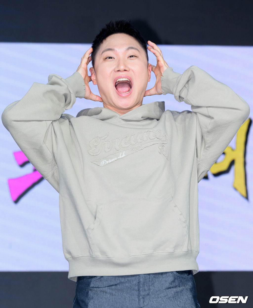 27일 오후 서울 마포구 쇼킹케이팝센터에서 ENA 새 예능 ‘크레이지 투어’ 제작발표회가 열렸다.'크레이지 투어'는 도파민과 스릴에 굶주린 4인방, 비(정지훈), 김무열, 빠니보틀, 이승훈(WINNER)이 전 세계 곳곳에 숨어 있는 '크레이지'한 도전을 찾아 떠나는 지구상 가장 미친 여행 예능이다.크리에이터 빠니보틀이 포토타임을 가지고 있다. 2026.02.27 /sunday@osen.co.kr