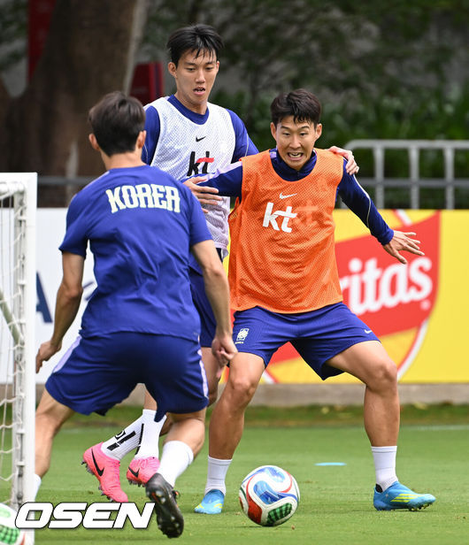 [OSEN=사포판(멕시코), 이대선 기자] 홍명보 감독이 이끄는 대한민국 축구국가대표팀이 15일(한국시각) 멕시코 과달라하라 인근 사포판의 치바스 베르데 바예에서 훈련을 진행했다.대표팀은 전날 A조 1차전에서 체코를 상대로 2-1 역전승을 거뒀다. 남아프리카공화국을 2-0으로 제압한 개최국 멕시코에 이은 조&nbsp;2위다.대한민국 손흥민이 미니게임을 하고 있다. 2026.06.15 /sunday@osen.co.kr