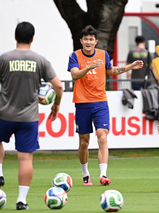 [OSEN=사포판(멕시코), 이대선 기자] 홍명보 감독이 이끄는 대한민국 축구국가대표팀이 15일(한국시각) 멕시코 과달라하라 인근 사포판의 치바스 베르데 바예에서 훈련을 진행했다.대표팀은 전날 A조 1차전에서 체코를 상대로 2-1 역전승을 거뒀다. 남아프리카공화국을 2-0으로 제압한 개최국 멕시코에 이은 조&nbsp;2위다.대한민국 김민재가 미니게임을 하고 있다. 2026.06.15 /sunday@osen.co.kr