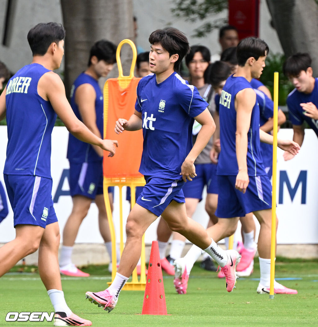 홍명보 감독이 이끄는 대한민국 축구국가대표팀이 16일(한국시각) 멕시코 과달라하라 인근 사포판의 치바스 베르데 바예에서 훈련을 진행했다.대표팀은 전날 A조 1차전에서 체코를 상대로 2-1 역전승을 거뒀다. 남아프리카공화국을 2-0으로 제압한 개최국 멕시코에 이은 조 2위다.대한민국 배준호가 훈련을 하고 있다. 2026.06.16 /sunday@osen.co.kr