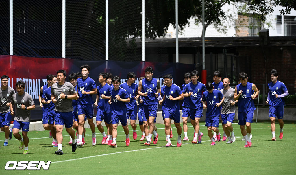 홍명보 감독이 이끄는 대한민국 축구국가대표팀이 16일(한국시각) 멕시코 과달라하라 인근 사포판의 치바스 베르데 바예에서 훈련을 진행했다.대표팀은 전날 A조 1차전에서 체코를 상대로 2-1 역전승을 거뒀다. 남아프리카공화국을 2-0으로 제압한 개최국 멕시코에 이은 조 2위다.대한민국 선수들이 러닝 훈련을 하고 있다. 2026.06.16 /sunday@osen.co.kr