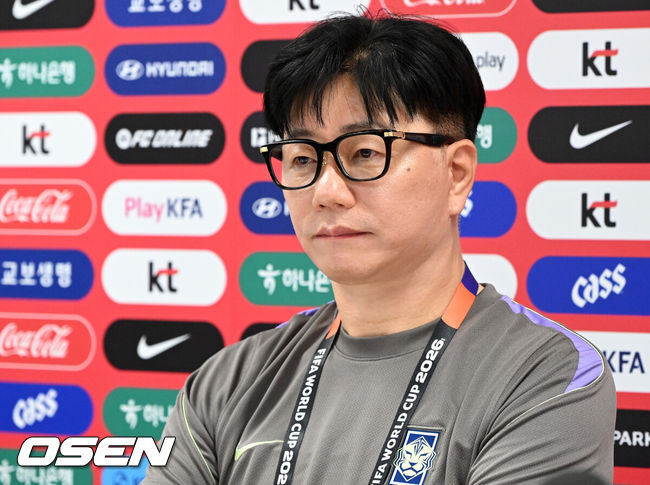 [OSEN=사포판(멕시코), 이대선 기자] 홍명보 감독이 이끄는 대한민국 축구국가대표팀이 16일(한국시각) 멕시코 과달라하라 인근 사포판의 치바스 베르데 바예에서 훈련을 진행했다.대표팀은 전날 A조 1차전에서 체코를 상대로 2-1 역전승을 거뒀다. 남아프리카공화국을 2-0으로 제압한 개최국 멕시코에 이은 조&nbsp;2위다.송준섭 축구대표팀 주치의가 인터뷰를 하고 있다. 2026.06.16 /sunday@osen.co.kr