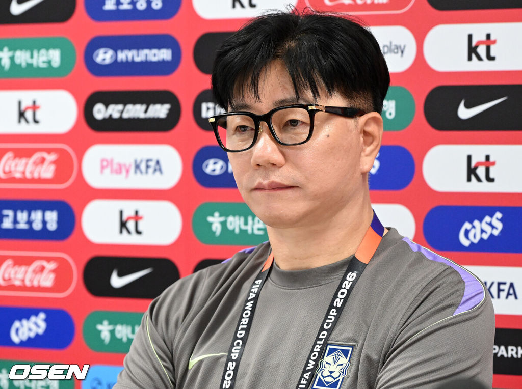 홍명보 감독이 이끄는 대한민국 축구국가대표팀이 16일(한국시각) 멕시코 과달라하라 인근 사포판의 치바스 베르데 바예에서 훈련을 진행했다.대표팀은 전날 A조 1차전에서 체코를 상대로 2-1 역전승을 거뒀다. 남아프리카공화국을 2-0으로 제압한 개최국 멕시코에 이은 조 2위다.송준섭 축구대표팀 주치의가 인터뷰를 하고 있다. 2026.06.16 /sunday@osen.co.kr