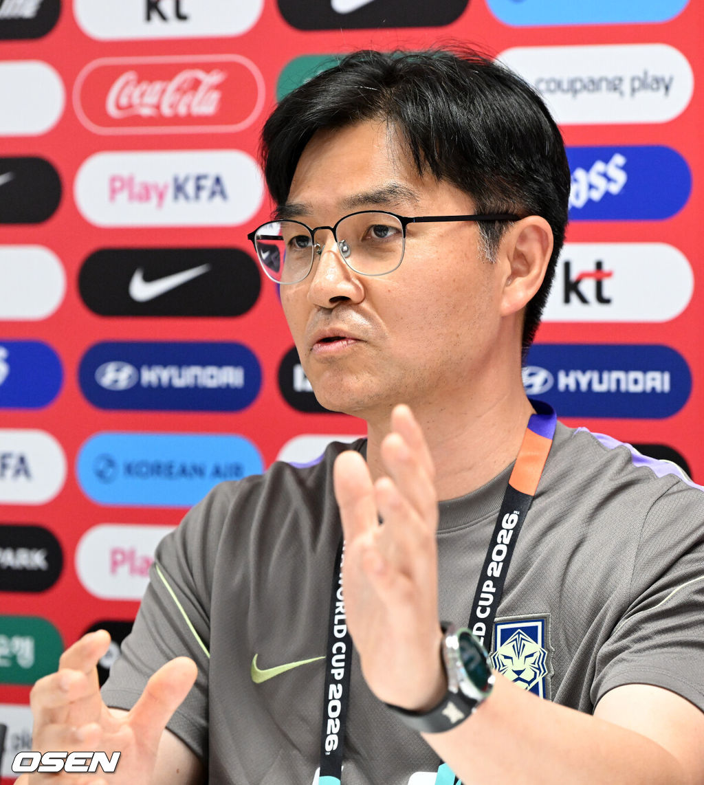 홍명보 감독이 이끄는 대한민국 축구국가대표팀이 16일(한국시각) 멕시코 과달라하라 인근 사포판의 치바스 베르데 바예에서 훈련을 진행했다.대표팀은 전날 A조 1차전에서 체코를 상대로 2-1 역전승을 거뒀다. 남아프리카공화국을 2-0으로 제압한 개최국 멕시코에 이은 조 2위다. 한덕현 대표팀 멘탈 코치가 인터뷰를 하고 있다. 2026.06.16 /sunday@osen.co.kr