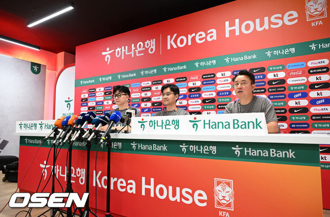 [OSEN=사포판(멕시코), 이대선 기자] 홍명보 감독이 이끄는 대한민국 축구국가대표팀이 16일(한국시각) 멕시코 과달라하라 인근 사포판의 치바스 베르데 바예에서 훈련을 진행했다.대표팀은 전날 A조 1차전에서 체코를 상대로 2-1 역전승을 거뒀다. 남아프리카공화국을 2-0으로 제압한 개최국 멕시코에 이은 조&nbsp;2위다.송준섭 축구대표팀 주치의, 한덕현 축구대표팀 멘탈 코치가 인터뷰를 하고 있다. 2026.06.16 /sunday@osen.co.kr
