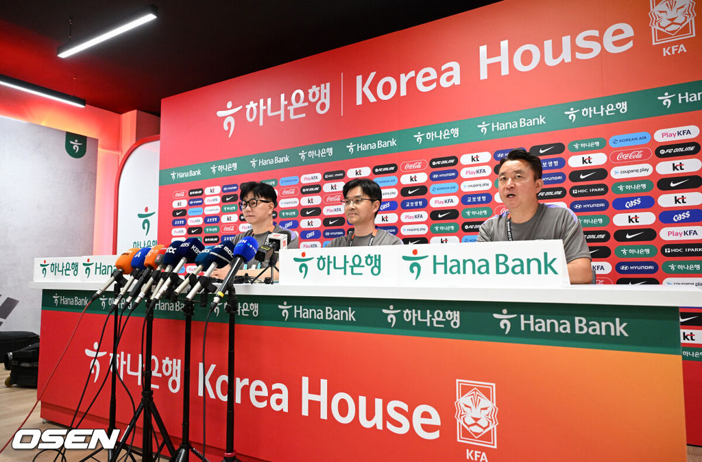 홍명보 감독이 이끄는 대한민국 축구국가대표팀이 16일(한국시각) 멕시코 과달라하라 인근 사포판의 치바스 베르데 바예에서 훈련을 진행했다.대표팀은 전날 A조 1차전에서 체코를 상대로 2-1 역전승을 거뒀다. 남아프리카공화국을 2-0으로 제압한 개최국 멕시코에 이은 조 2위다.송준섭 축구대표팀 주치의, 한덕현 축구대표팀 멘탈 코치가 인터뷰를 하고 있다. 2026.06.16 /sunday@osen.co.kr