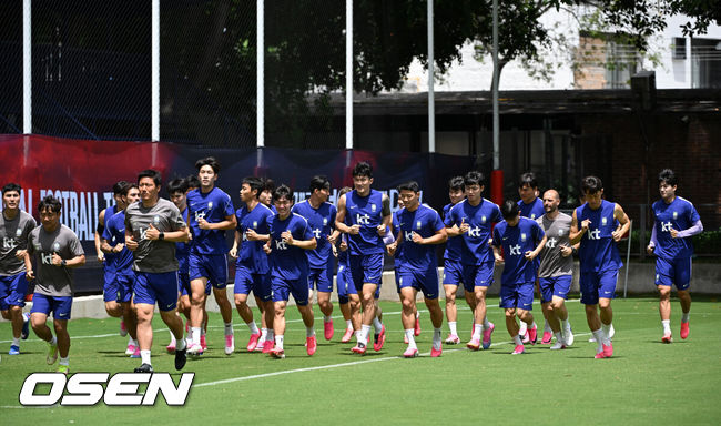 [OSEN=사포판(멕시코), 이대선 기자] 홍명보 감독이 이끄는 대한민국 축구국가대표팀이 16일(한국시각) 멕시코 과달라하라 인근 사포판의 치바스 베르데 바예에서 훈련을 진행했다.대표팀은 전날 A조 1차전에서 체코를 상대로 2-1 역전승을 거뒀다. 남아프리카공화국을 2-0으로 제압한 개최국 멕시코에 이은 조&nbsp;2위다.대한민국 선수들이 러닝 훈련을 하고 있다. 2026.06.16 /sunday@osen.co.kr