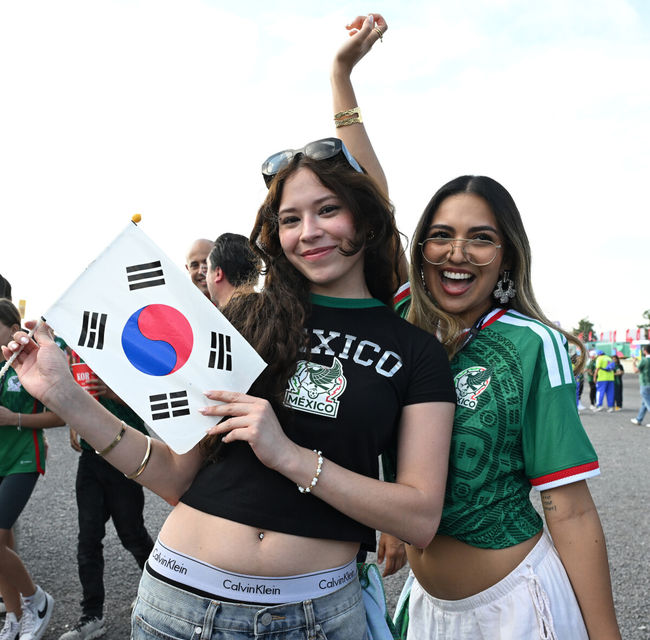 교체 카드가 그대로 적중했다. '슈퍼 조커'로 나선 오현규(25, 베식타스)가 짜릿한 역전골을 터트리며 포효했다.홍명보 감독이 이끄는 대한민국 축구대표팀은 12일(한국시간) 멕시코 과달라하라의 에스타디오 과달라하라에서 열린 2026 국제축구연맹(FIFA) 북중미 월드컵 A조 1차전에서 체코를 상대로 2-1 역전승을 거뒀다. 남아프리카공화국을 2-0으로 제압한 개최국 멕시코에 이은 조 2위다.태극기를 든 멕시코 팬들이 포즈를 취하고 있다. 2026.06.12 /sunday@osen.co.kr