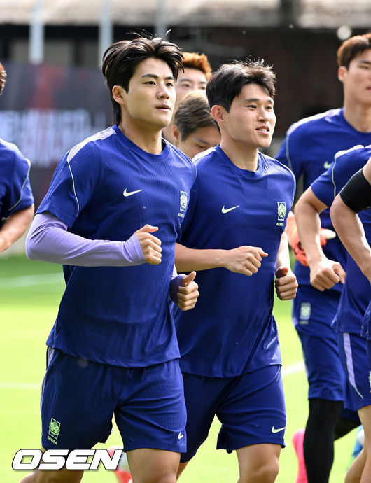 [OSEN=사포판(멕시코), 이대선 기자] 2026 북중미 월드컵에 참가하는 대한민국 축구국가대표팀이 11일(한국시각) 멕시코 과달라하라 인근 사포판의 치바스 베르데 바예에서 훈련을 진행했다.대한민국 월드컵대표팀은 오는 12일 오전 11시(한국시각) 체코와 2026년 북중미 월드컵 조별리그 A조 1차전을 펼친다.설영우, 이동경이 훈련을 하고 있다. 2026.06.11 /sunday@osen.co.kr