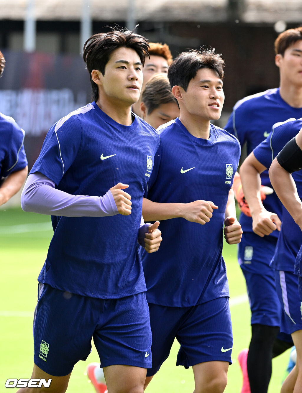 2026 북중미 월드컵에 참가하는 대한민국 축구국가대표팀이 11일(한국시각) 멕시코 과달라하라 인근 사포판의 치바스 베르데 바예에서 훈련을 진행했다.대한민국 월드컵대표팀은 오는 12일 오전 11시(한국시각) 체코와 2026년 북중미 월드컵 조별리그 A조 1차전을 펼친다.설영우, 이동경이 훈련을 하고 있다. 2026.06.11 /sunday@osen.co.kr