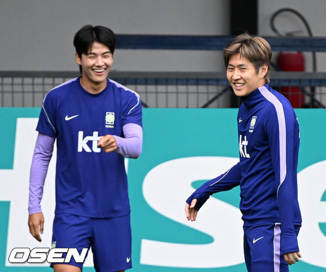 [OSEN=사포판(멕시코), 이대선 기자] 홍명보 감독이 이끄는 대한민국 축구국가대표팀이 15일(한국시각) 멕시코 과달라하라 인근 사포판의 치바스 베르데 바예에서 훈련을 진행했다.대표팀은 전날 A조 1차전에서 체코를 상대로 2-1 역전승을 거뒀다. 남아프리카공화국을 2-0으로 제압한 개최국 멕시코에 이은 조&nbsp;2위다.대한민국 설영우, 이강인이 훈련을 하고 있다. 2026.06.15 /sunday@osen.co.kr