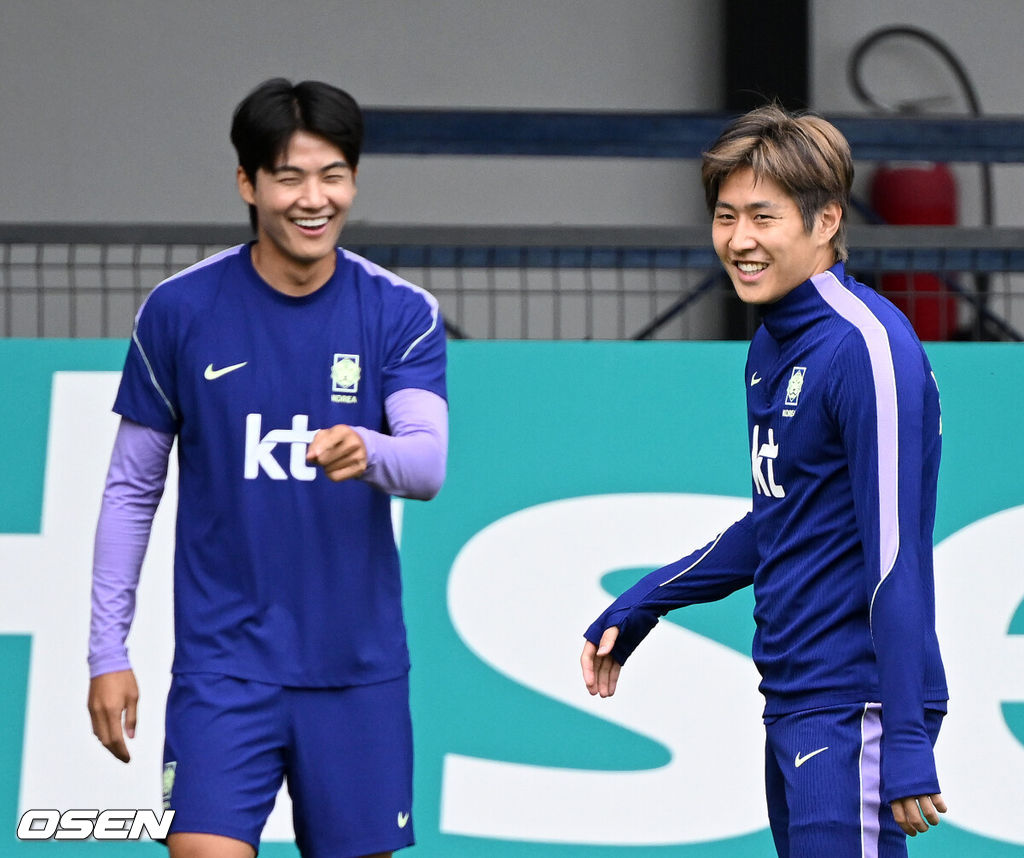 홍명보 감독이 이끄는 대한민국 축구국가대표팀이 15일(한국시각) 멕시코 과달라하라 인근 사포판의 치바스 베르데 바예에서 훈련을 진행했다.대표팀은 전날 A조 1차전에서 체코를 상대로 2-1 역전승을 거뒀다. 남아프리카공화국을 2-0으로 제압한 개최국 멕시코에 이은 조 2위다.대한민국 설영우, 이강인이 훈련을 하고 있다. 2026.06.15 /sunday@osen.co.kr