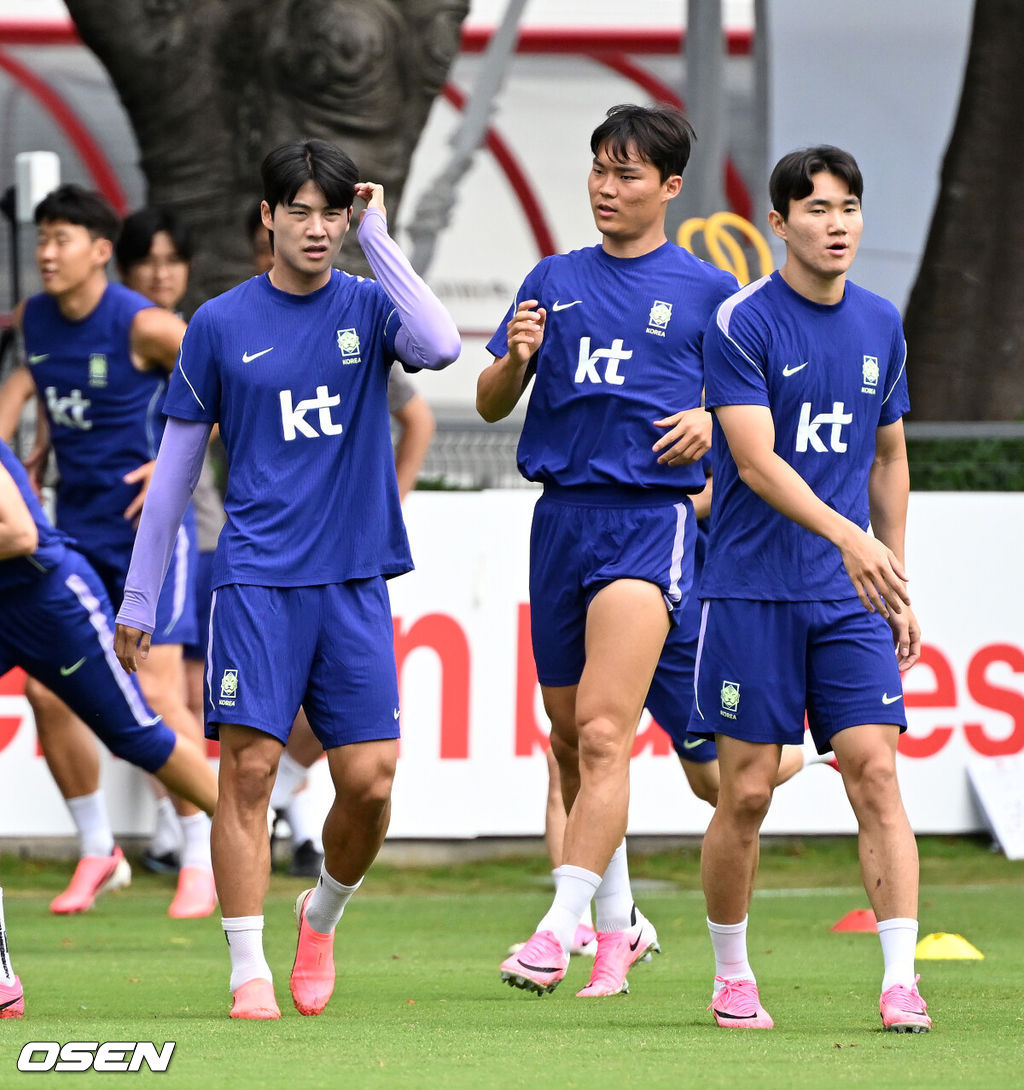홍명보 감독이 이끄는 대한민국 축구국가대표팀이 16일(한국시각) 멕시코 과달라하라 인근 사포판의 치바스 베르데 바예에서 훈련을 진행했다.대표팀은 전날 A조 1차전에서 체코를 상대로 2-1 역전승을 거뒀다. 남아프리카공화국을 2-0으로 제압한 개최국 멕시코에 이은 조 2위다.대한민국 설영우, 오현규, 양현준이 훈련을 하고 있다. 2026.06.16 /sunday@osen.co.kr