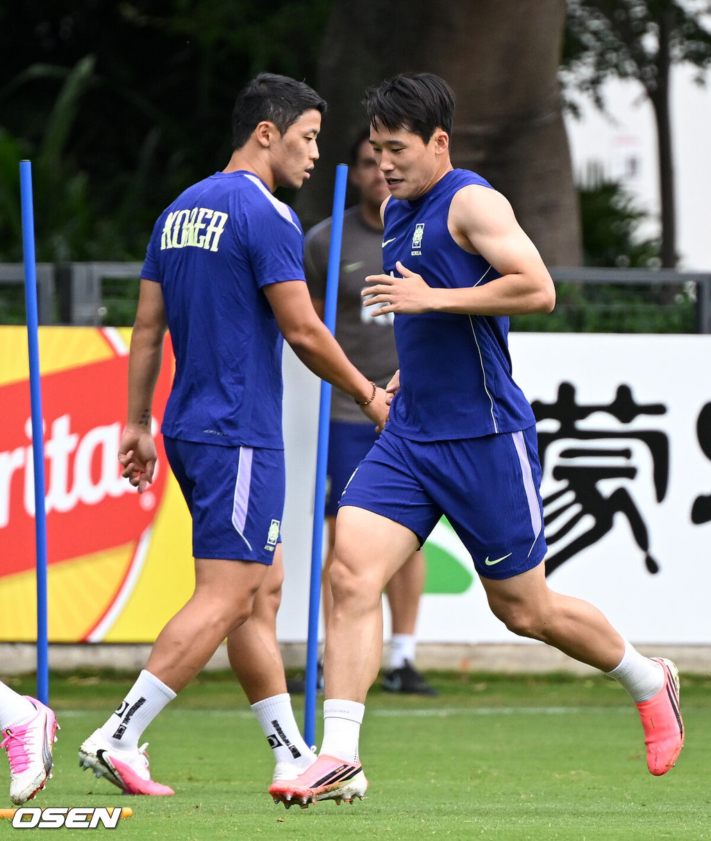 홍명보 감독이 이끄는 대한민국 축구국가대표팀이 16일(한국시각) 멕시코 과달라하라 인근 사포판의 치바스 베르데 바예에서 훈련을 진행했다.대표팀은 전날 A조 1차전에서 체코를 상대로 2-1 역전승을 거뒀다. 남아프리카공화국을 2-0으로 제압한 개최국 멕시코에 이은 조 2위다.대한민국 이태석이 훈련을 하고 있다. 2026.06.16 /sunday@osen.co.kr