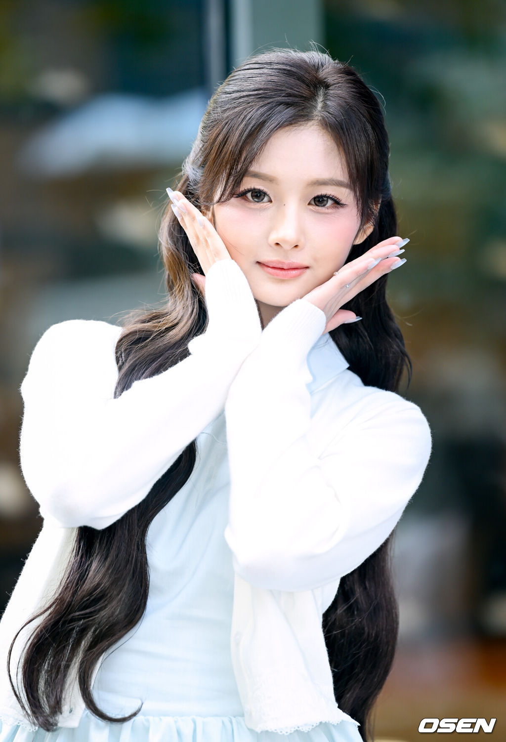 30일 오전 서울 서초구 모처에서 중국 밀크티 브랜드 오픈 포토콜 행사가 열렸다. 이날 설윤은 하늘빛 원피스에 하얀 카디건을 매치해 단정하면서도 화사한 룩을 완성했다.행사에 참석한 엔믹스 설윤이 포토타임을 갖고 있다. 2026.04.30 /cej@osen.co.kr