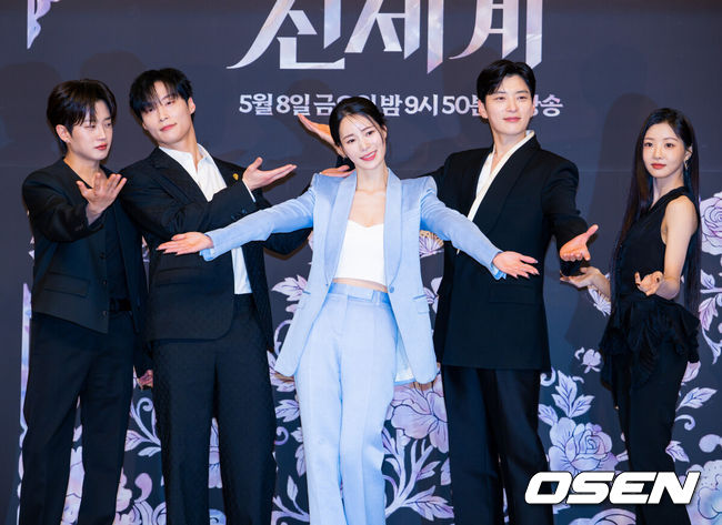 [OSEN=민경훈 기자] 7일 오후 서울 양천구 목동 SBS 방송센터 SBS홀에서 SBS 새 금토드라마 '멋진 신세계' 제작발표회가 열렸다.'멋진 신세계'는 희대의 조선 악녀 영혼이 씌어 '악질' 해진 무명배우 신서리(임지연 분)와 자본주의가 낳은 괴물이라 불리는 악질 재벌 차세계(허남준 분)의 일촉즉발 전쟁 같은 로맨스 코미디 드라마다.배우 김민석, 허남준, 임지연, 장승조, 이세희가 포즈를 취하고 있다. 2026.05.07 / rumi@osen.co.kr
