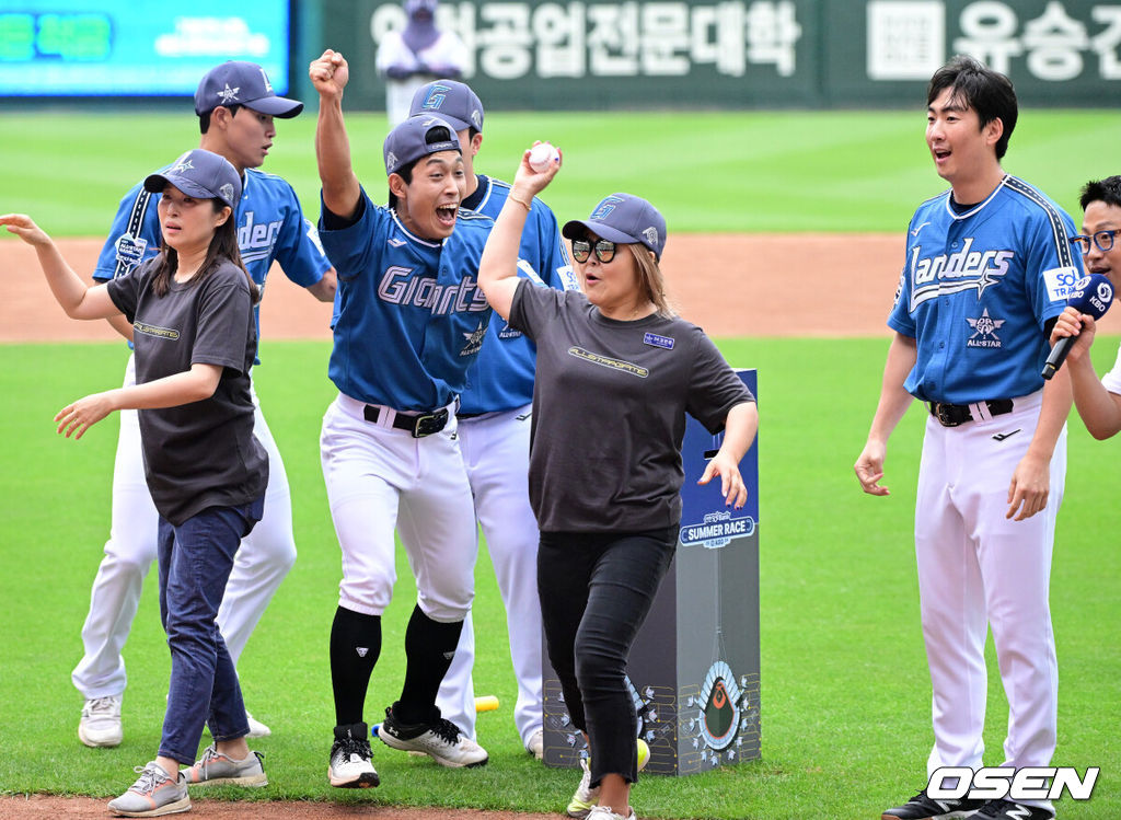 6일 오후 인천 SSG랜더스필드에서 ‘2024 신한 SOL BANK KBO리그’ 올스타전이 열렸다.인천에서 프로야구 올스타전이 열리는 것은 2008년 이후 16년 만이다. 경기에 앞서 올스타 썸머레이스 행사에서 롯데가 우승하며 황성빈이 기뻐하고 있다. 2024.07.05 / jpnews@osen.co.kr