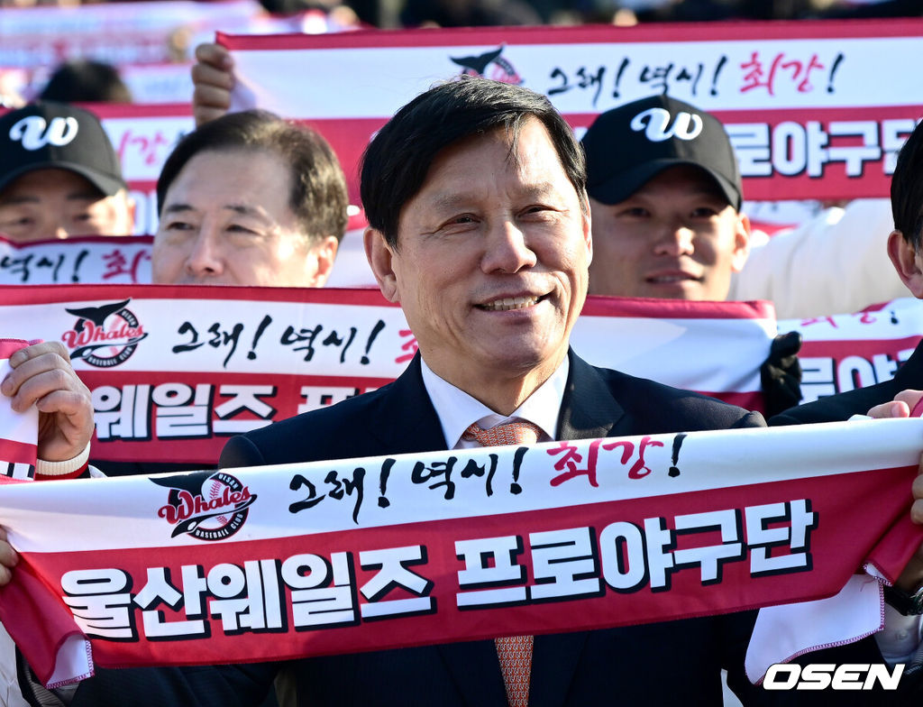 울산웨일즈 프로야구 창단식이 2일 오후 울산 문수야구장에서 열렸다.이날 창단식에는 김두겸 울산시장을 비롯해 허구연 KBO 총재, 김철욱 시 체육회장, 야구 관계자·선수단, 시민 등 500여 명이 참석했다. 울산웨일즈 프로야구단은 오는 3월 20일 KBO 퓨처스리그 개막전을 시작으로 시즌 일정에 돌입한다. 허구연 KBO 총재가 포즈를 취하고 있다. 2026.02.02 / dreamer@osen.co.kr