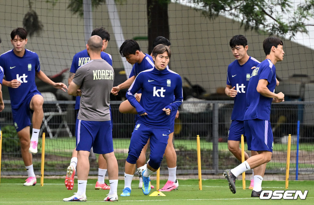 홍명보 감독이 이끄는 대한민국 축구국가대표팀이 15일(한국시각) 멕시코 과달라하라 인근 사포판의 치바스 베르데 바예에서 훈련을 진행했다.대표팀은 전날 A조 1차전에서 체코를 상대로 2-1 역전승을 거뒀다. 남아프리카공화국을 2-0으로 제압한 개최국 멕시코에 이은 조 2위다.대한민국 이강인이 훈련을 하고 있다. 2026.06.15 /sunday@osen.co.kr