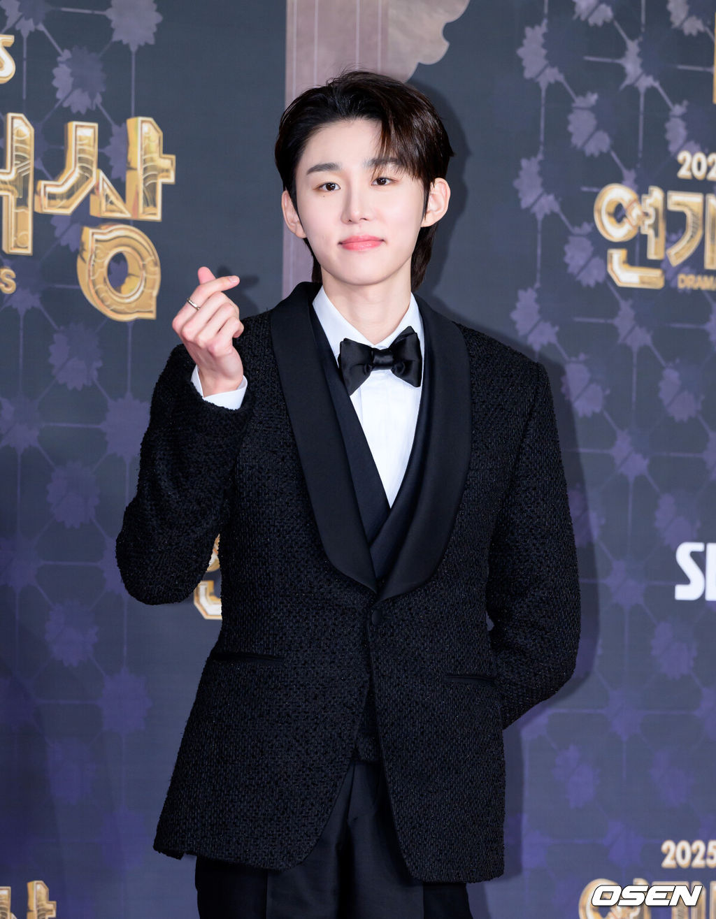 31일 오후 서울 마포구 SBS프리즘타워에서 ‘2025 SBS 연기대상’ 레드카펫 행사가 열렸다.‘2025 SBS 연기대상’은 장르를 초월한 연기 신들의 각축전이 예고된 가운데, 고현정, 한지민, 윤계상, 이제훈, 박형식이 대상 후보로 이름을 올렸다.배우 서범준이 포토타임을 가지고 있다. 2025.12.31 /sunday@osen.co.kr