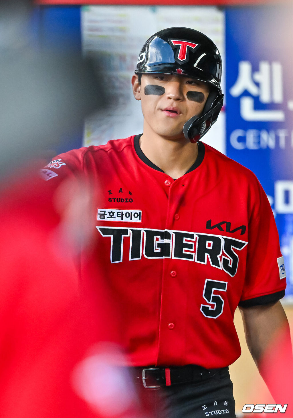 5일 광주-기아 챔피언스필드에서 2026 신한 SOL KBO 리그 KIA 타이거즈와 삼성 라이온즈의 경기가 열렸다.이날 KIA는 올러, 삼성은 오러클린을 선발로 내세웠다.1회말 1사  주자 2,3루 KIA 아데를린의 좌익수 앞 1타점 적시타때 홈을 밟은 김도영이 덕아웃에서 동료들과 하이파이브를 하고 있다. 2026.06.05 / rumi@osen.co.kr
