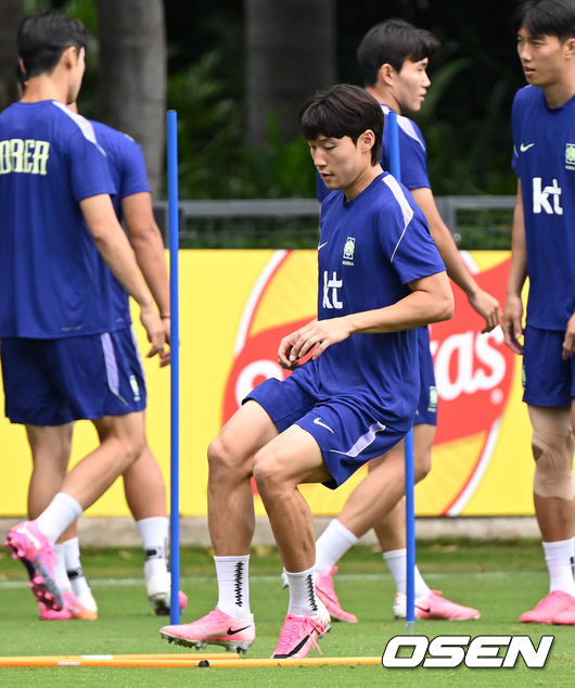 [OSEN=사포판(멕시코), 이대선 기자] 홍명보 감독이 이끄는 대한민국 축구국가대표팀이 16일(한국시각) 멕시코 과달라하라 인근 사포판의 치바스 베르데 바예에서 훈련을 진행했다.대표팀은 전날 A조 1차전에서 체코를 상대로 2-1 역전승을 거뒀다. 남아프리카공화국을 2-0으로 제압한 개최국 멕시코에 이은 조&nbsp;2위다.대한민국 배준호가 훈련을 하고 있다. 2026.06.16 /sunday@osen.co.kr